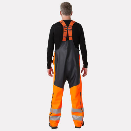 Helly Hansen 70596 Alna 2.0 fluo oranje regenbroek met bretels op model achterzijde