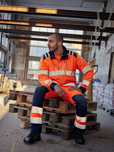 Fristads 4067 GPLU fluo oranje werkjack in actie