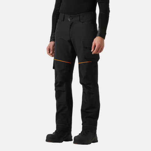 Helly Hansen 77553 Chelsea Evolution 2.0 zwarte werkbroek in actie