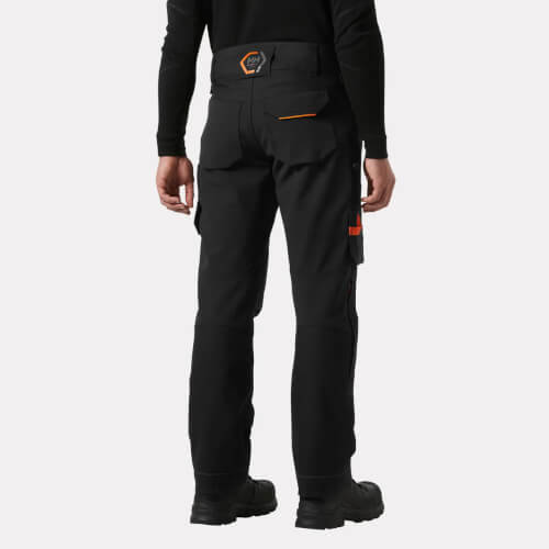 Helly Hansen 77553 Chelsea Evolution 2.0 zwarte werkbroek in actie achterkant