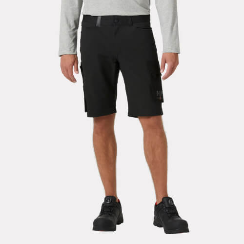 Helly Hansen 77506 Oxford 4X Connect korte werkbroek op model