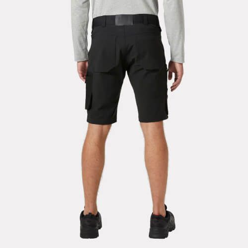 Helly Hansen 77506 Oxford 4X Connect korte werkbroek op model achterzijde