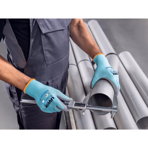 Uvex Phynomic B foam werkhandschoenen in actie