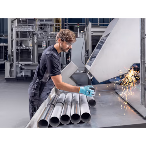 Uvex Phynomic B foam werkhandschoenen in productie